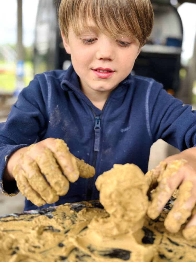 Met de handen boetseren en maken met klei