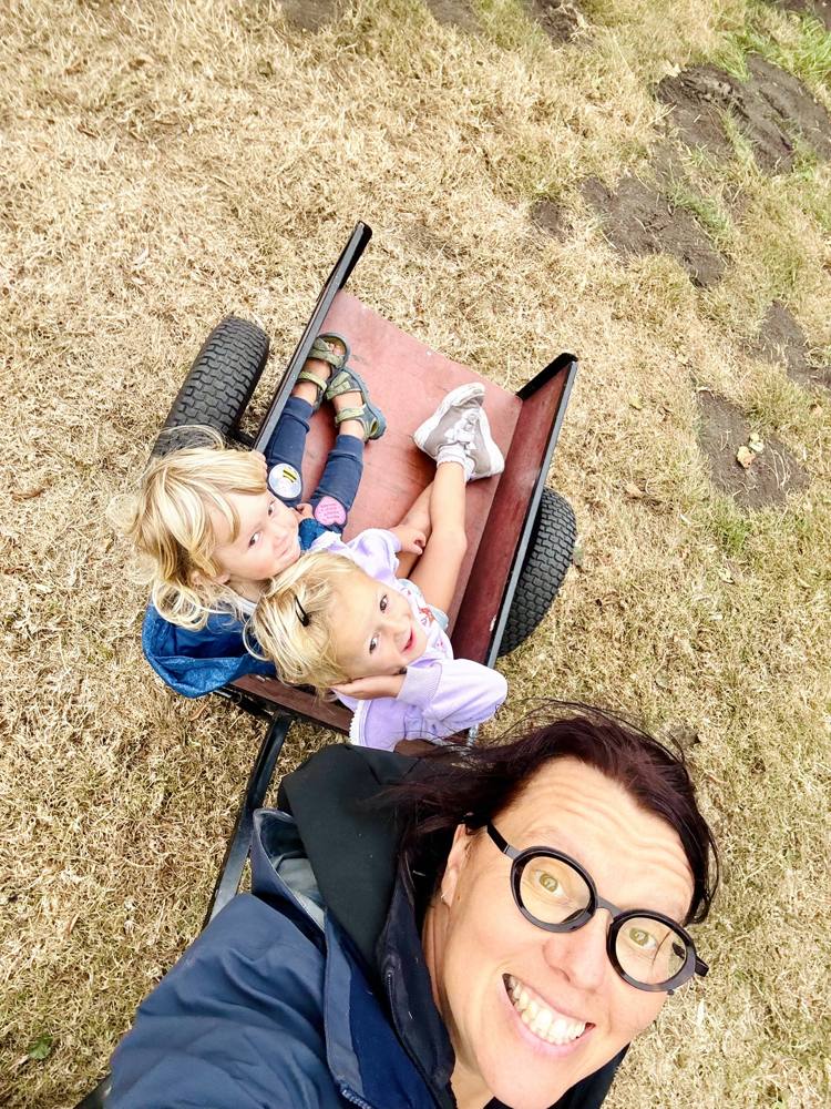 Mieke speelt samen met de kinderen op het kamp