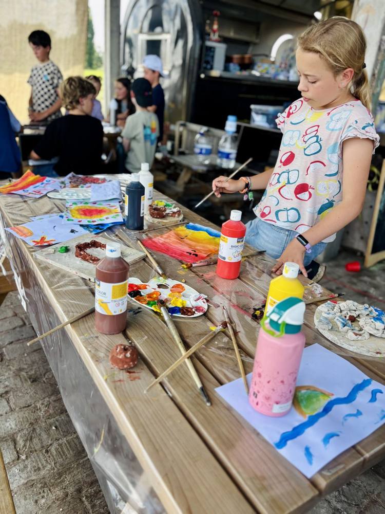 Kinderen schilderen tijdens een Zeekrekelkamp