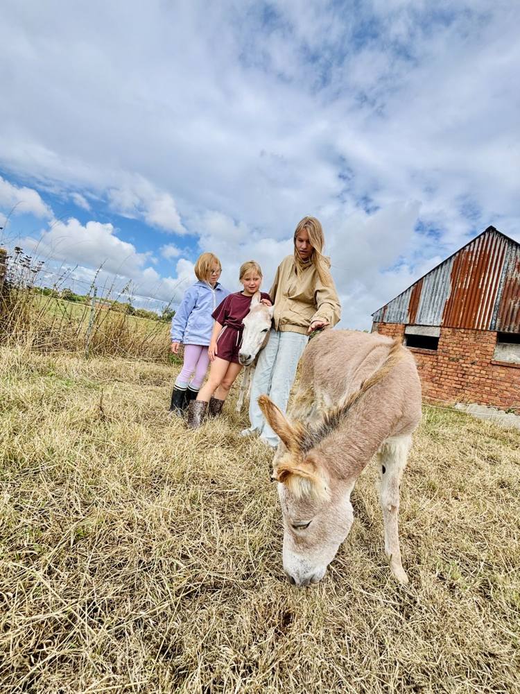Samen wandelen in het groen rond de boerderij